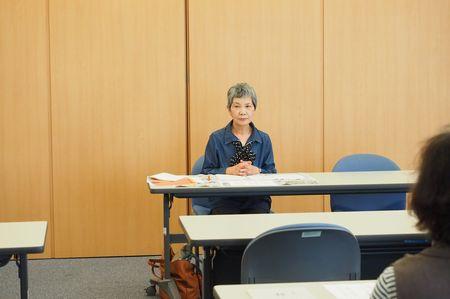 講師の大井 敬子さんが長テーブルの椅子に座っている写真