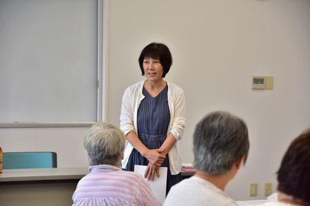 講師の高橋 美貴子さんが受講生の前に立ち話をしている写真