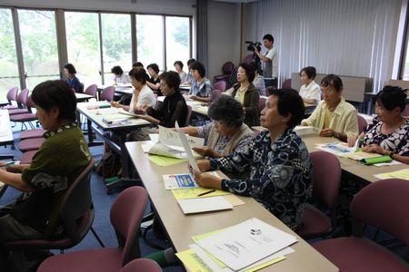 資料を見ながら話を聞いている女性参加者の皆さんの写真