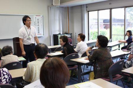 土取さんにマイクを持って女性が質問をしている写真