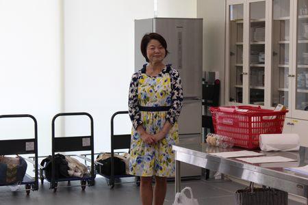 エプロン姿で立っている前山 由美子さんの写真