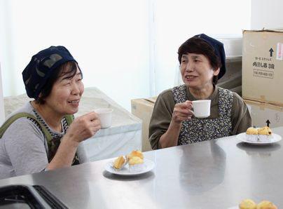 コーヒーを飲みながら談笑している女性2名の写真