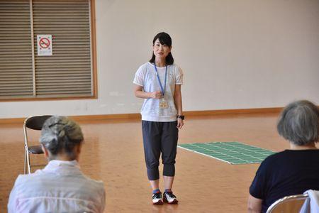 白いTシャツを着た講師の阿河 貴子さんが参加者の前に立って話をしている写真