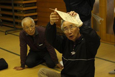文書の裏側を見せながら説明をしている橋詰さんの写真
