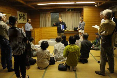 和室で説明を聞いている参加者達の写真