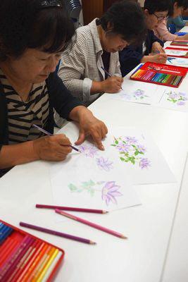 花のぬり絵をしている女性3人の写真