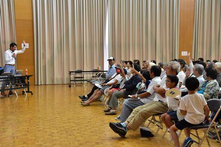 岡田さんの質問に挙手をしている小学生達の写真