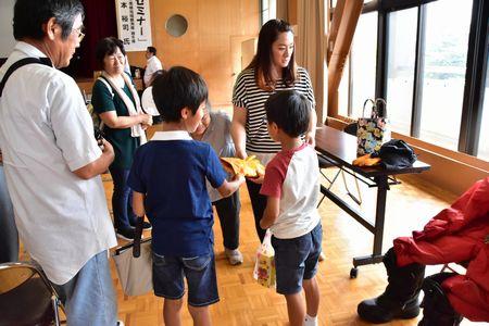 防寒手袋を手に取って見ている小学生の写真