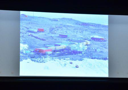スクリーンに映し出された南極昭和基地の写真