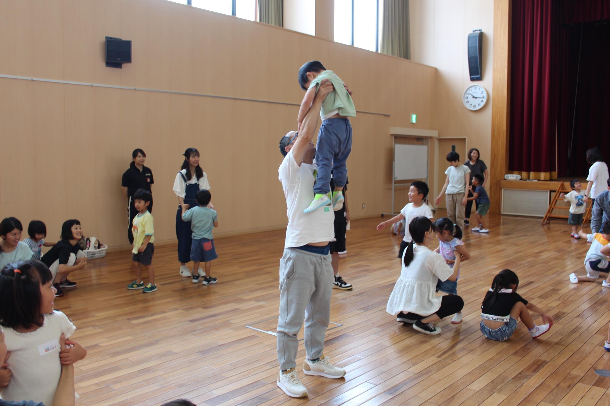 親子運動遊び8（頑張ったご褒美に高い高い）
