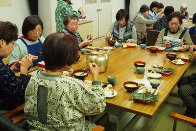 テーブルに座り食事をしている受講生たちの写真