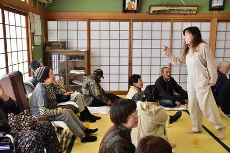 三崎 めぐみさんが参加者達に話しかけている写真