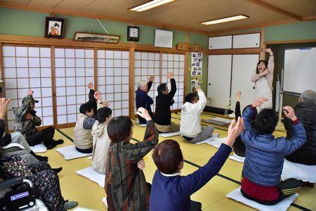 左手を挙げ、右手を左の脇のあたりに添えている三崎 めぐみさんと同じポーズをしている参加者達の写真