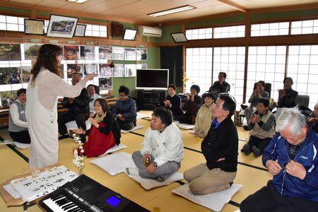 畳の上に座っている参加者たちの前に立っている講師の三崎 めぐみさんの写真