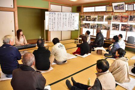 参加者達の活動の様子を部屋の後ろから写している写真