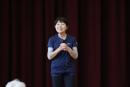 講師の生駒 幸子さんが胸の前で手を組んで笑顔で立っている写真