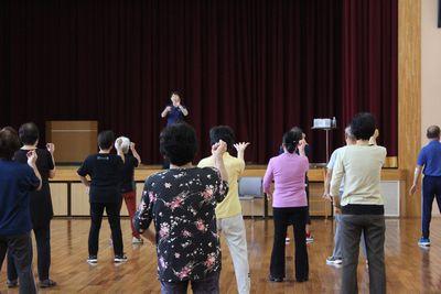 受講生たちが壇上に立っている講師の生駒 幸子さんと同じ動きをしている写真