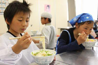 うどんを食べている男の子と女の子の写真