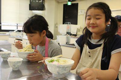 うどんを食べている女の子2人の写真