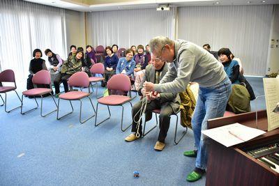 駒を回している年配の男性の写真