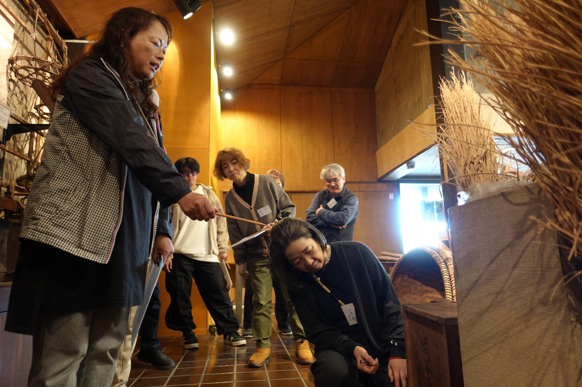 民具の魅力をわかち合うようす