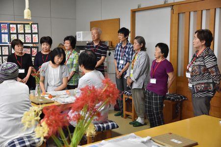 講師の藤田 正子さんの生徒さんが教室壁際に並んで立っている写真