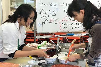 石井 優香先生と参加者の女性が一緒に作業をしている写真