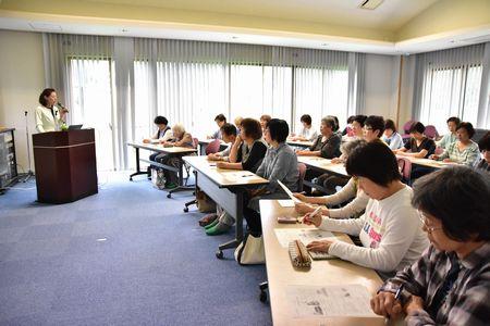 講師の道久 礼子さんの話を参加者達が手元の資料を見ながら聞いている写真