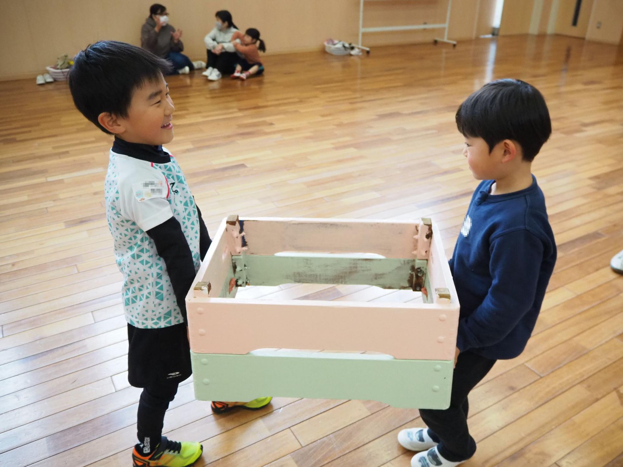 跳び箱を片付ける子どもたち