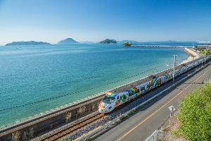 津嶋神社沿いを走る電車