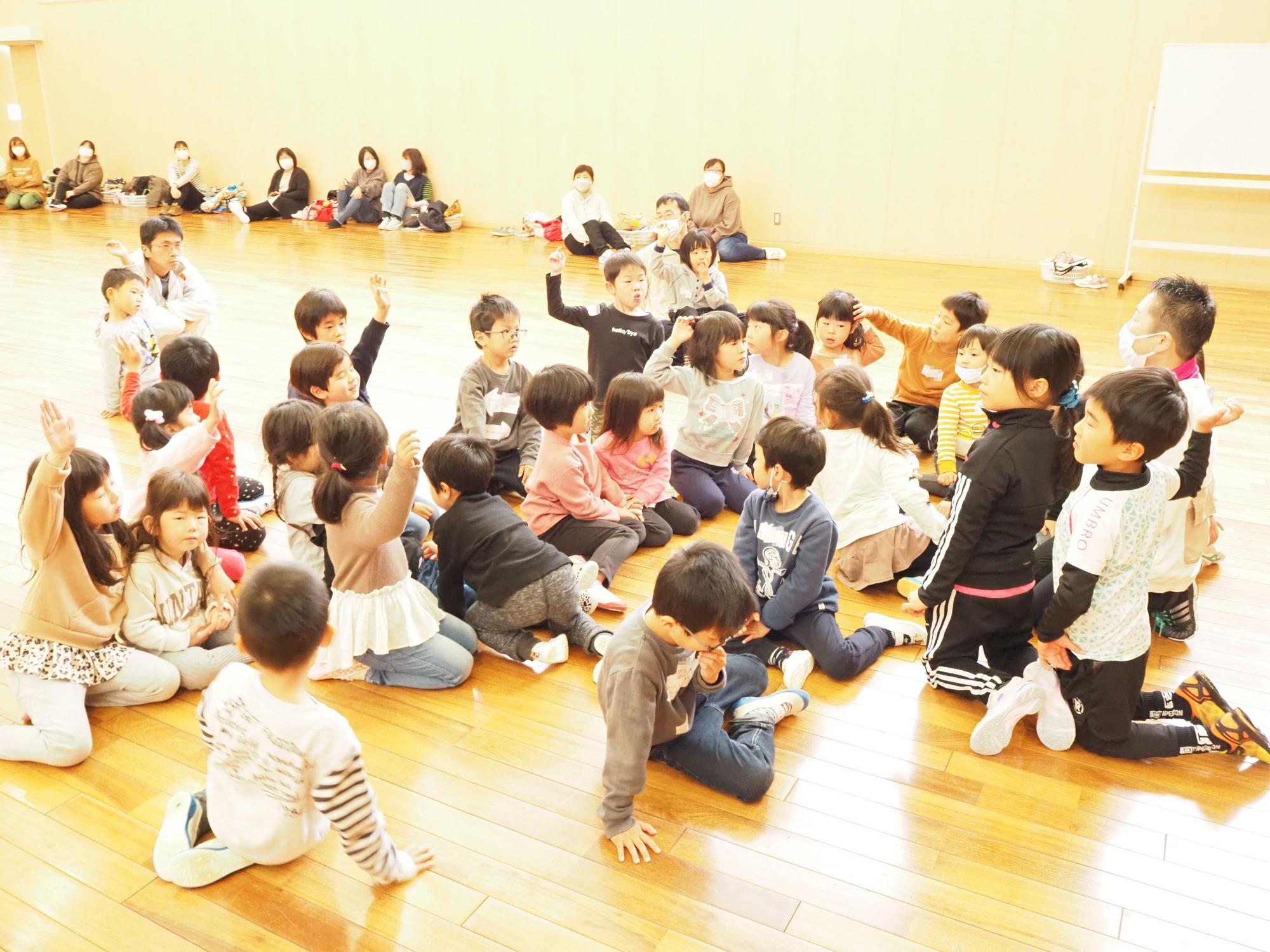 集まってスタッフの話を聞く子どもたち
