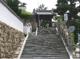 石段の先に覚城院の門が写っている写真