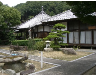 松の木や石が飾られた落ち着いた雰囲気の円明院の庭の写真