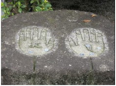 石に刻まれたお釈迦さまの手形の写真