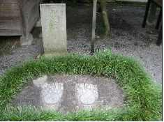 石に刻まれたお釈迦さまの足形の写真