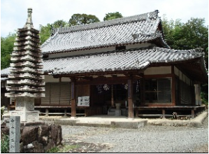 宗運寺の庭に五重塔のような形の灯篭が立てられている写真