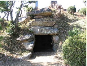 洞窟のような形をした延命古墳の写真