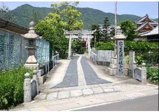 石畳の道の先に鳥居が見えている写真