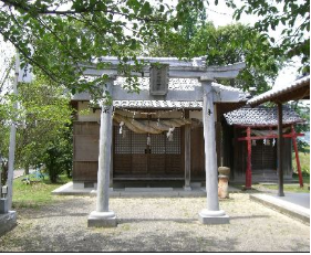 本山稲荷神社の鳥居が2つありそれぞれ奥にある拝殿に注連縄が飾られている写真