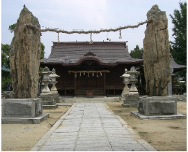 賀茂神社の拝殿前にある大きな2つの自然石は注連石（しめいし）の写真