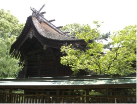 三間社流れ造りの履脱八幡神社の本殿の写真
