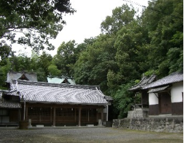 神社の奥に木が生い茂っている写真