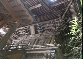 「祇園宮」の本殿を下から撮影した写真