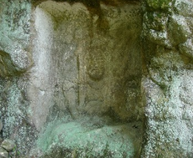 怖い顔つきの不動明王（座像）の磨崖仏の写真