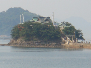 沖に浮かぶ島の中に祀られている津嶋神社の写真