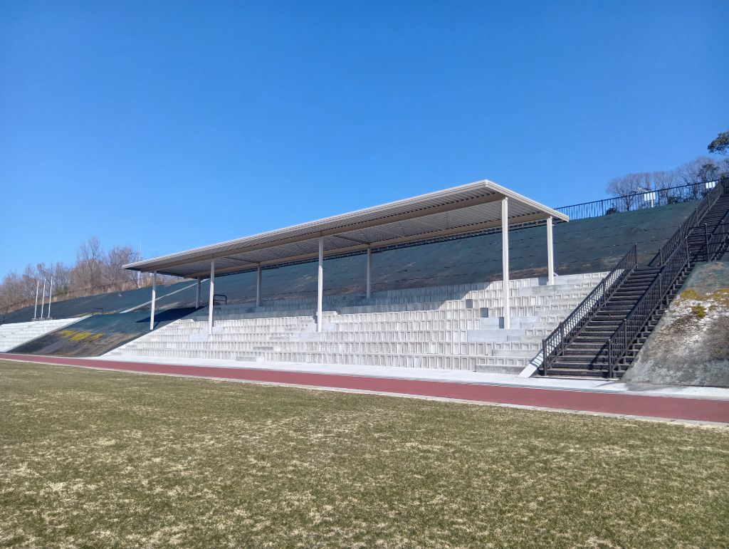 観客席に設置された屋根