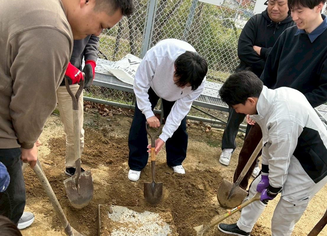 タイムカプセルを掘り起こす様子