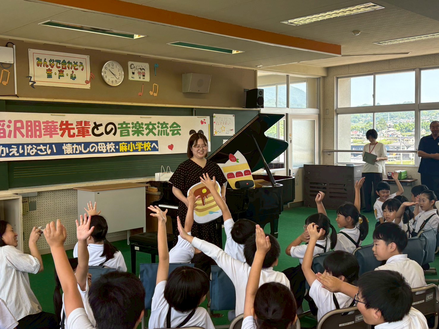 おかしのイラストを使って、子どもたちに楽しく曲紹介を行いました