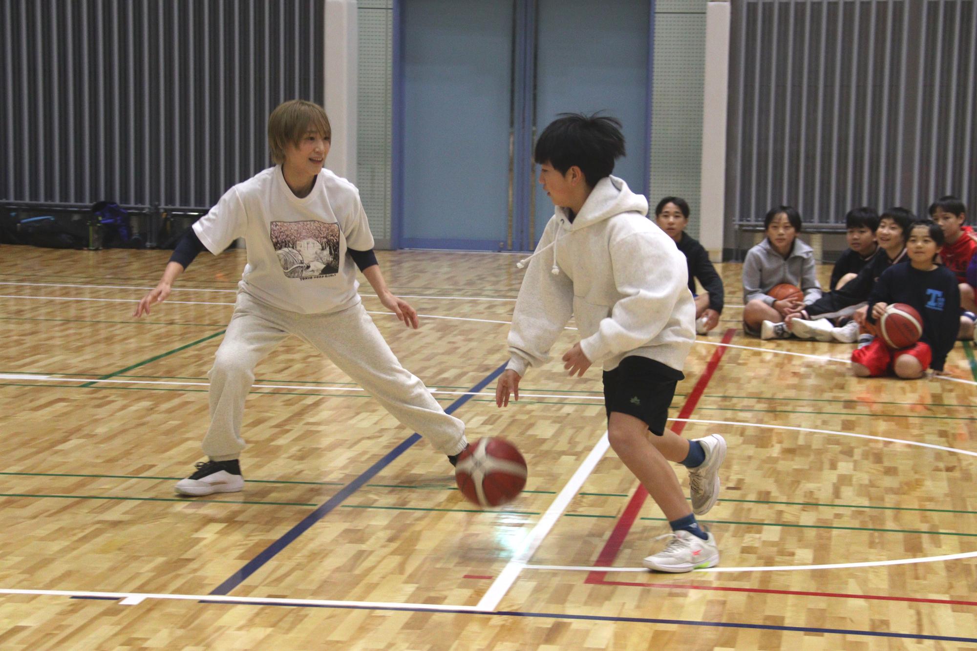 元Wリーグ選手からバスケットボールの技を学ぶ