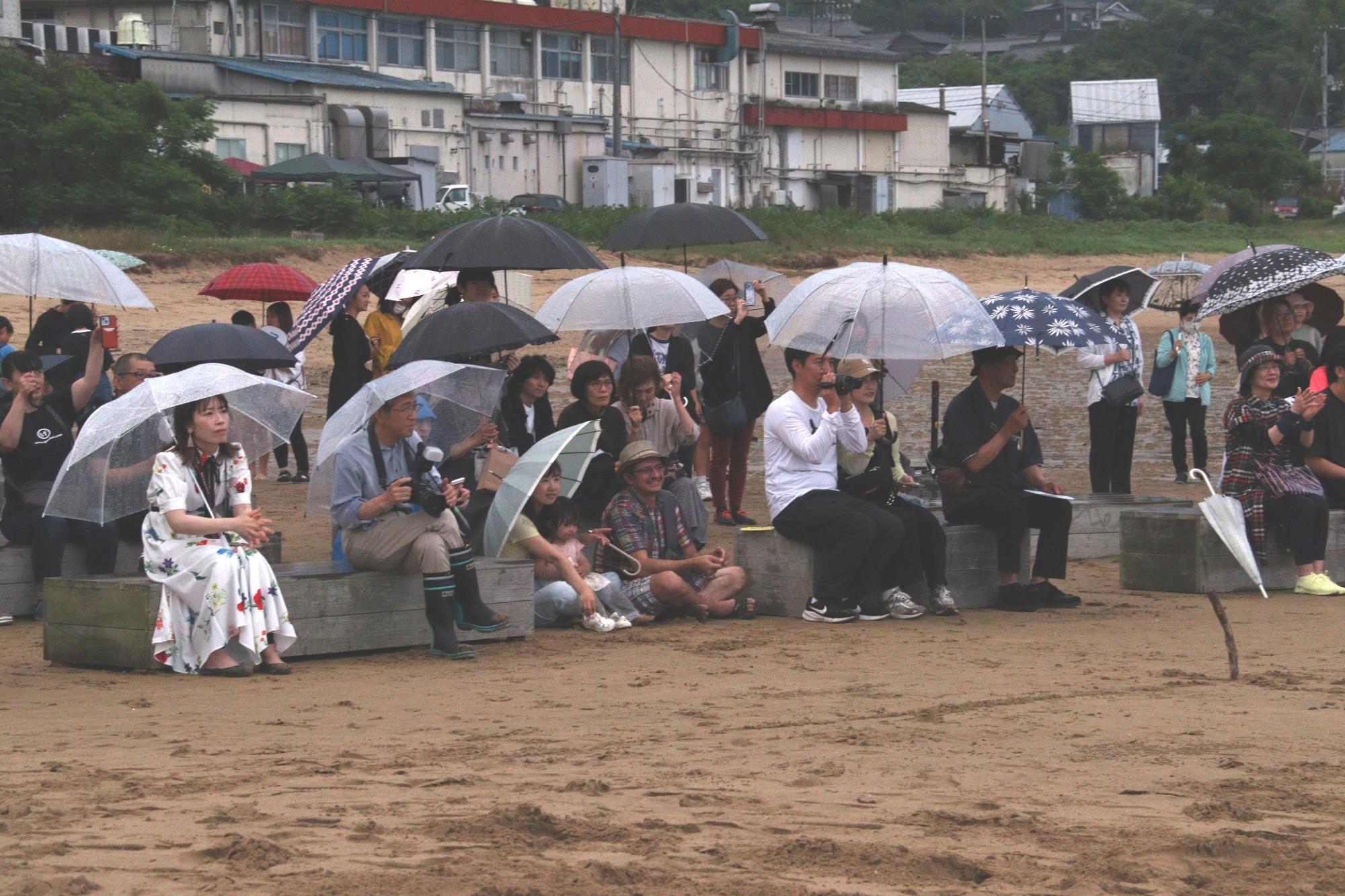 雨の中も多くの観客